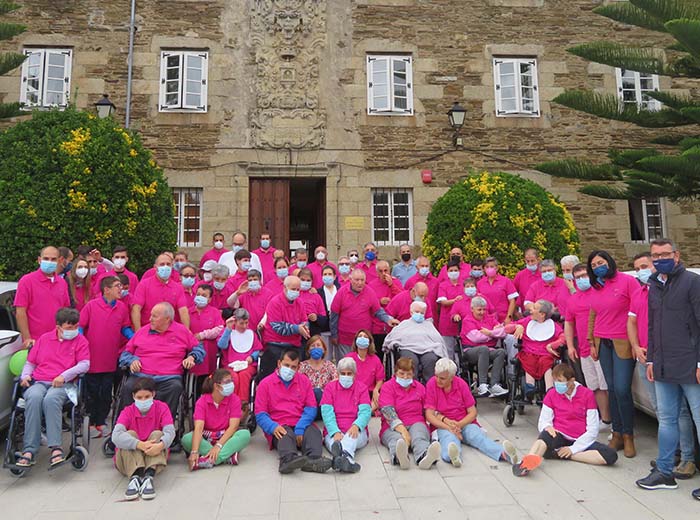 Residentes del centro San Pablo de Mondoñedo con los voluntaries de Alcoa